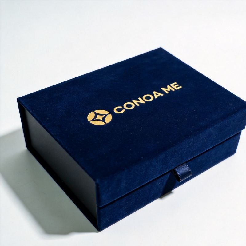 Rigid gift box with magnetic closure